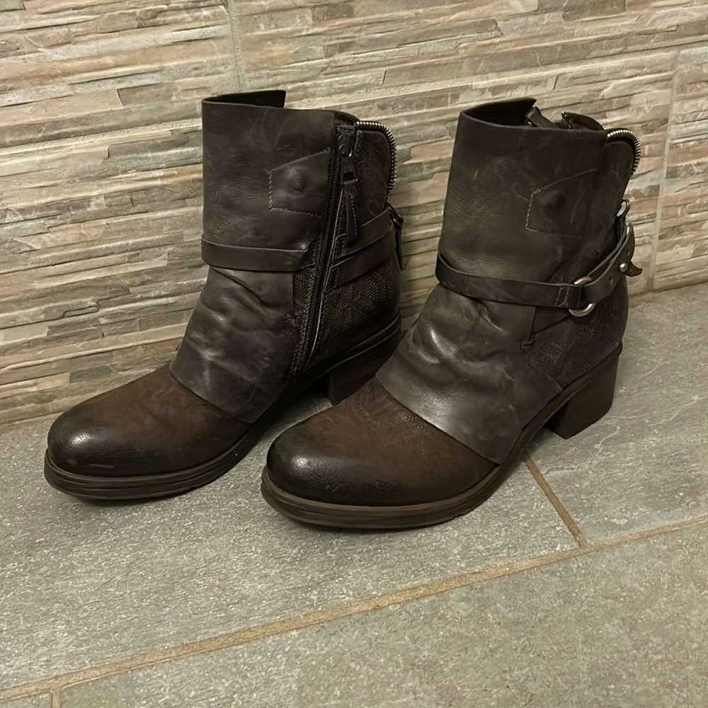 Mix Mooz ankle boots. Great neutral olive green/brown color.